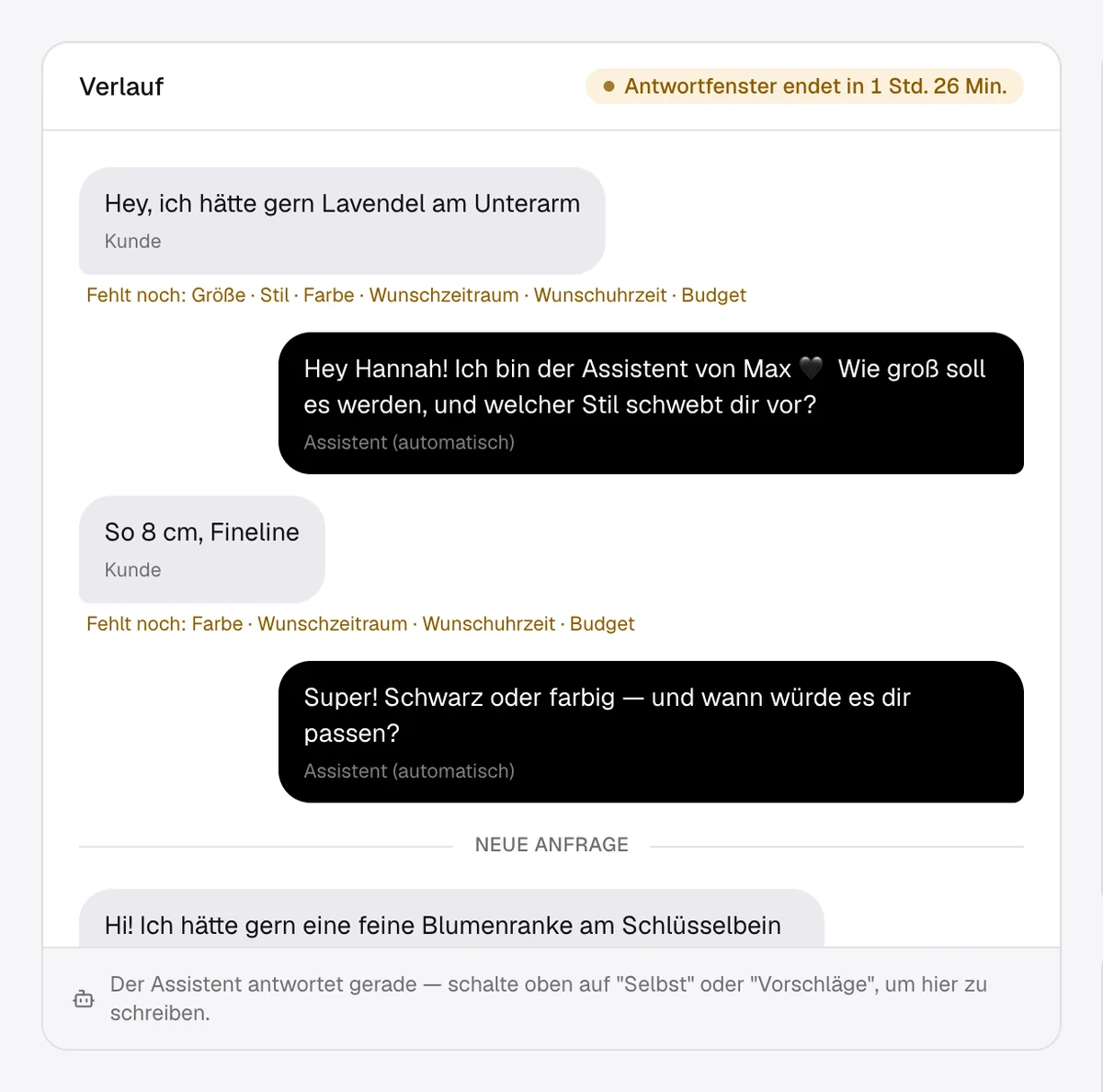 Chatverlauf: Der Assistent stellt Rückfragen zu Größe, Stil und Farbe